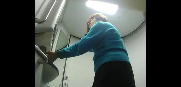  Grannies pee in the toilet of the train